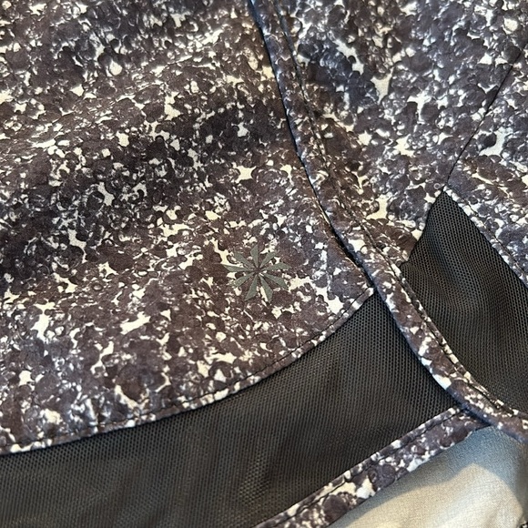 Athleta Printed Mesh Racer Run Short 4" Black and Gray Size Small - Picture 5 of 11